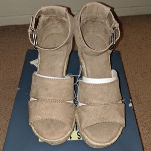 Universal Thread Caroline Taupe Wedges